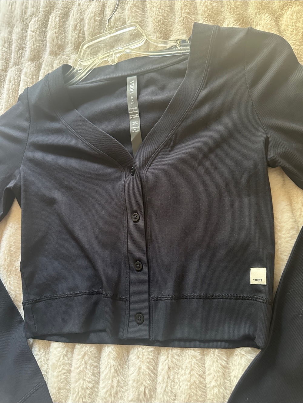 Vuori Black Cropped V-Neck Button Cardigan Sweater New Size Small - Picture 2 of 8